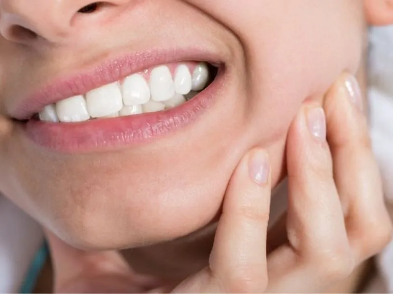 Có nên trồng răng giả? [Giải đáp chi tiết từ chuyên gia nha khoa]